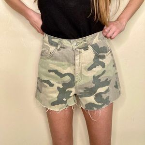 TOPSHOP CAMO DENIM MOM SHORTS SIZE 6 (BRAND NEW)